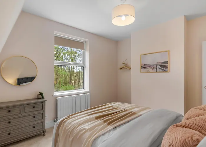 Coastal 6-Bed With Hot Tub