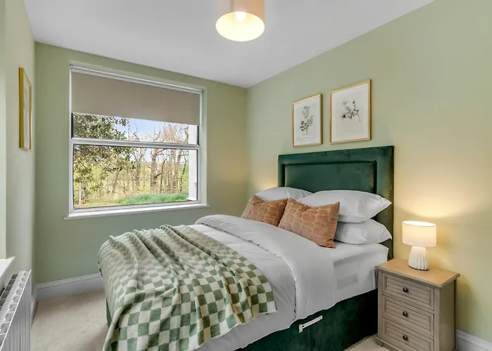Coastal 6-Bed With Hot Tub