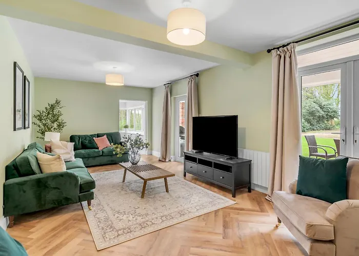 Coastal 6-Bed With Hot Tub