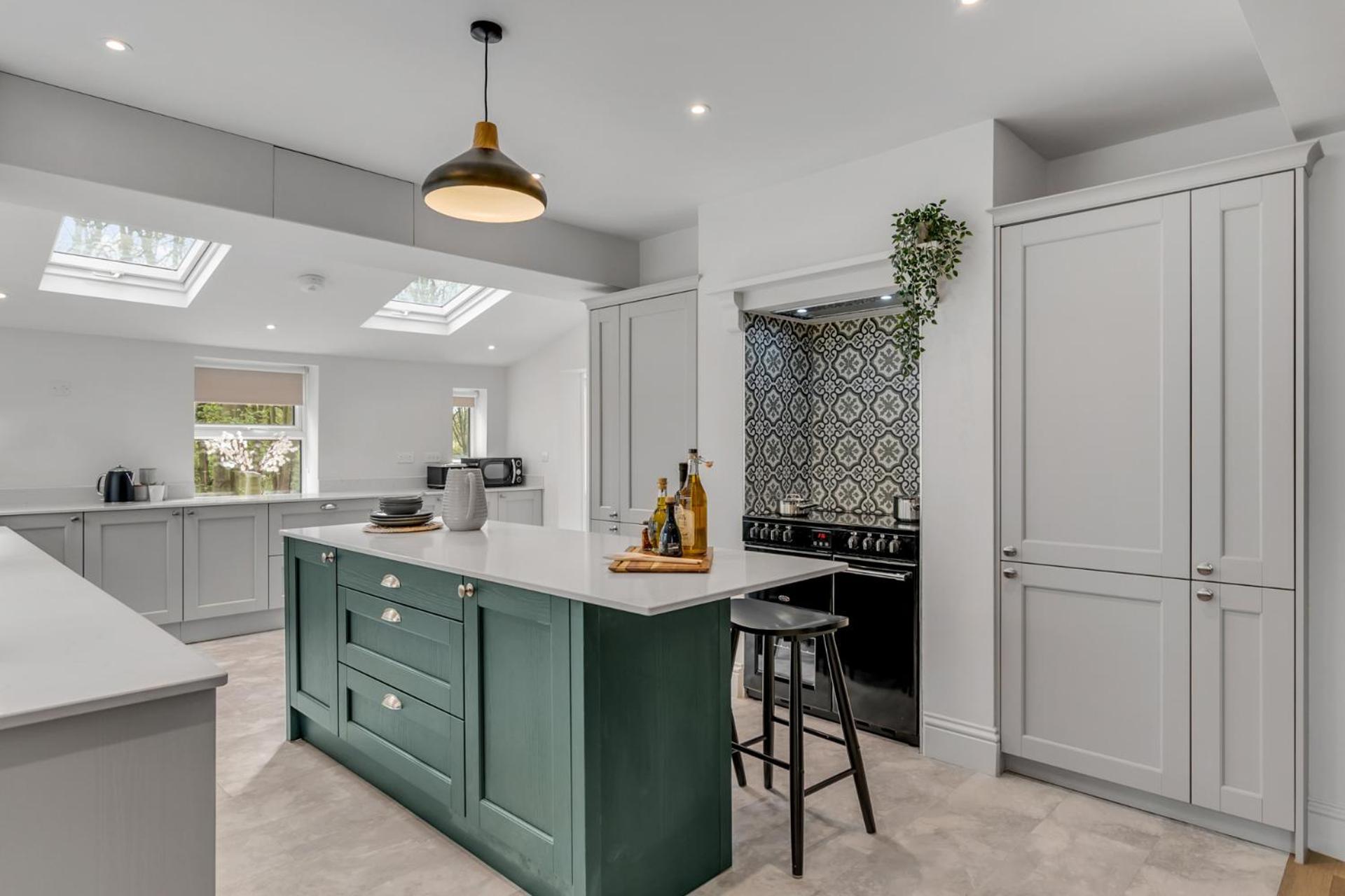 Coastal 6-bed With Hot Tub *