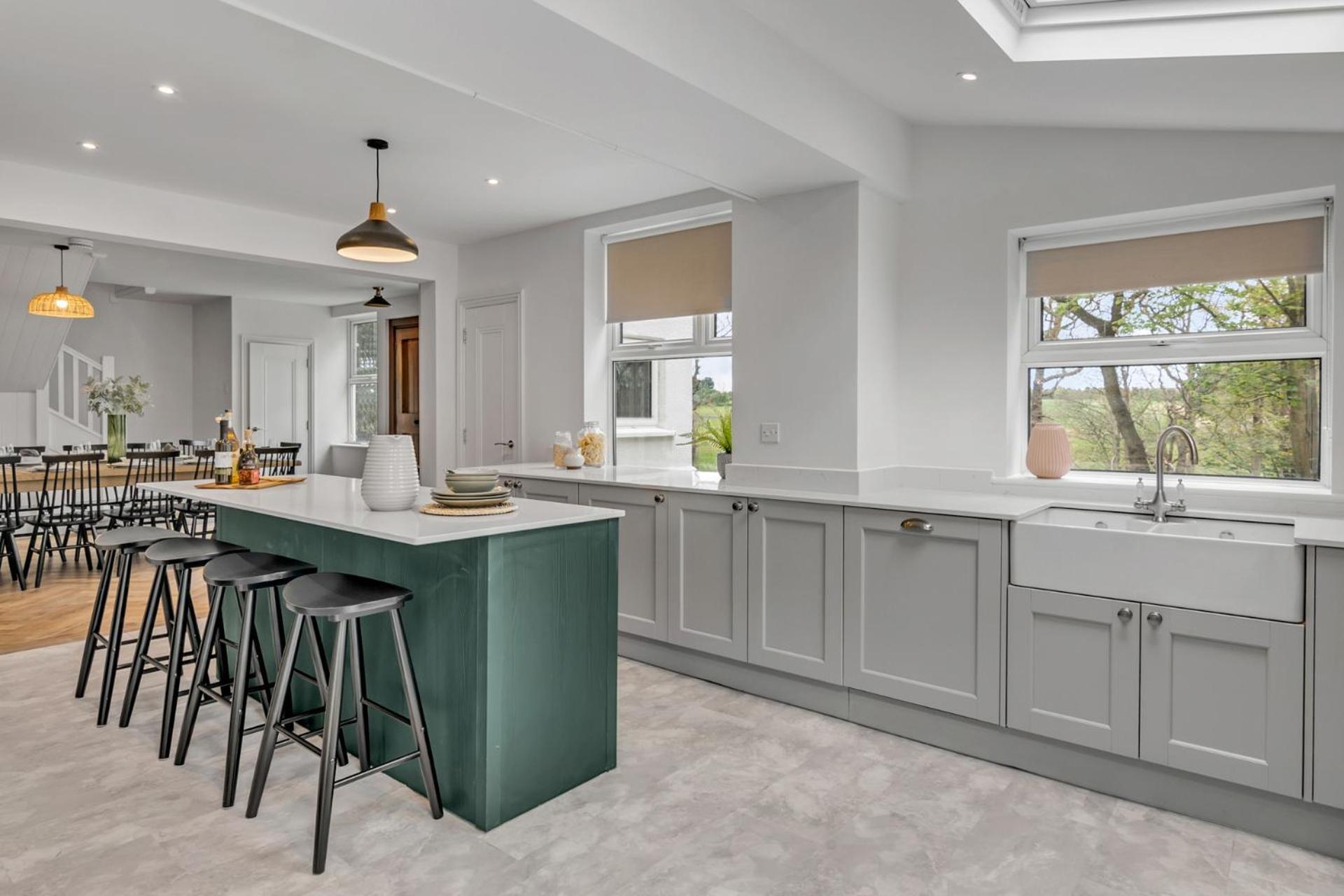 Coastal 6-bed With Hot Tub Holiday home *