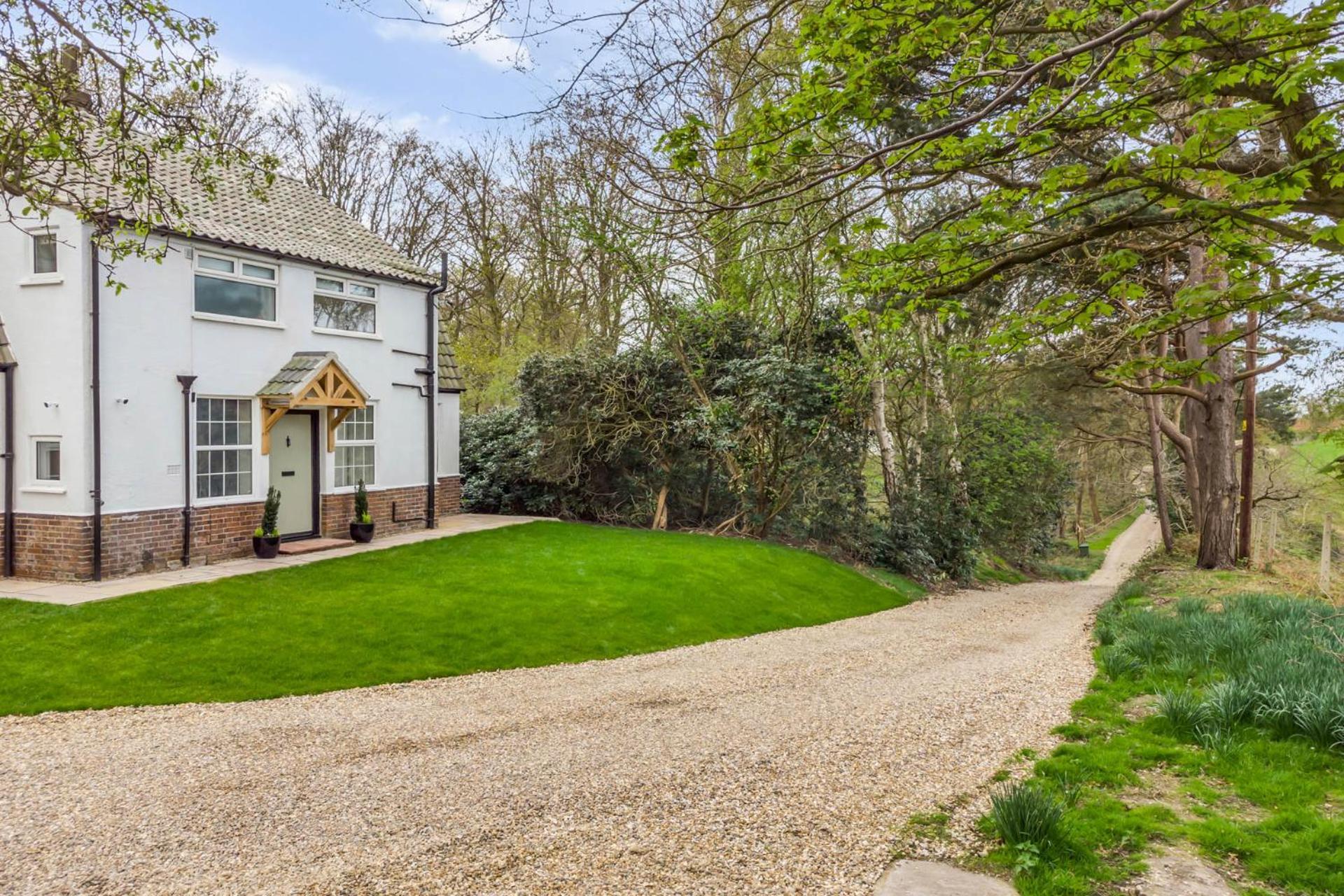 Coastal 6-bed With Hot Tub Holiday home